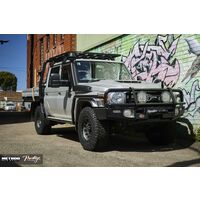 79 Series fitted with 17" Titanium Method MR305 in HD spec fitted up with 33" Maxxis RAZR AT811. 