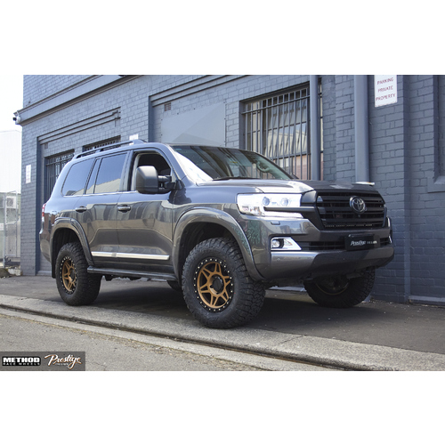 Toyota Landcruiser 200 fitted with Method 312 & 285/65R18 Maxxis Razr AT811 tyre