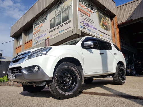 Isuzu MUX fitted up with 17" Diesel Desert Wheels & 265/70r17 Yokohama G015 AT Tyres 